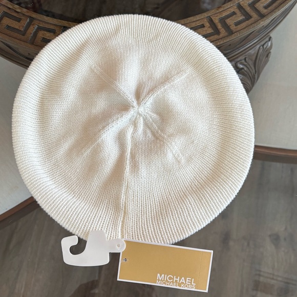 🤍🤍MICHAEL KORS IVORY WHITE KNIT BERET WITH MK LOGO ACCENT!🤍🤍 - Picture 2 of 6